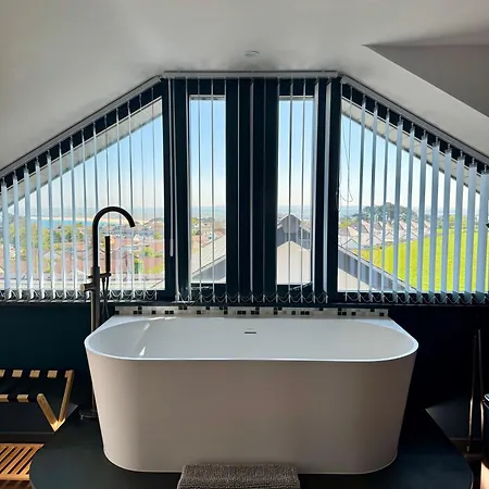 Uno - Luxury Serviced Apartment